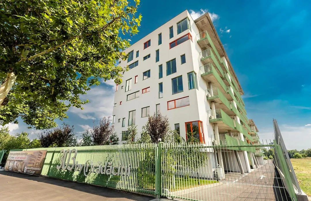 Roots One - Lakeview Escape With Balcony & Parking-1