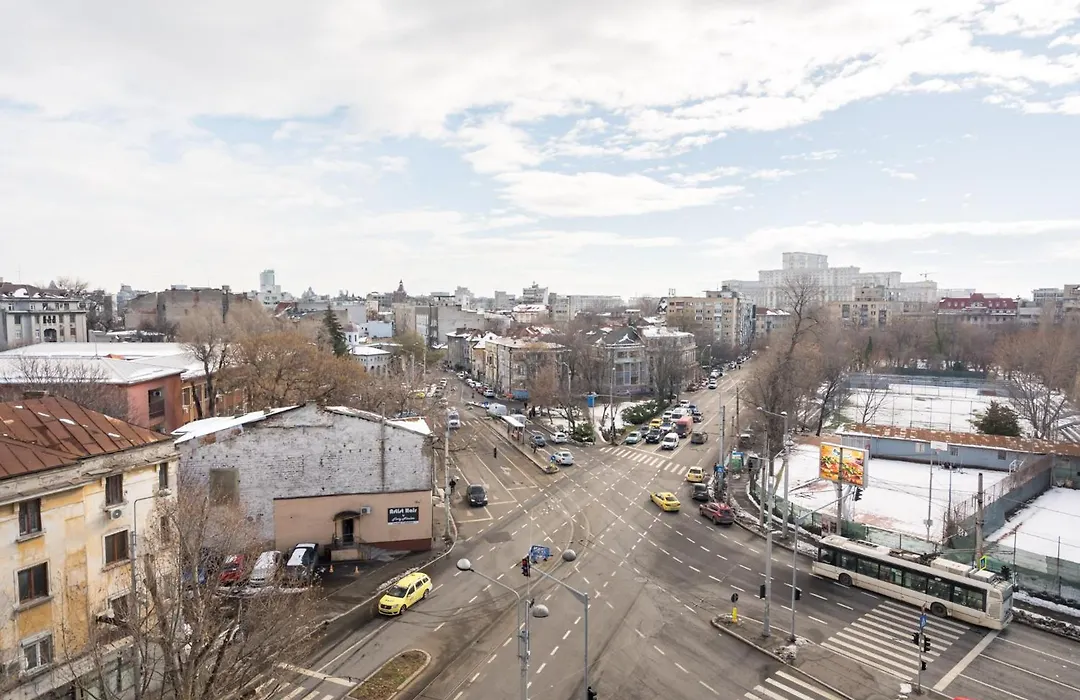 City View Apartment With Private Balcony-1