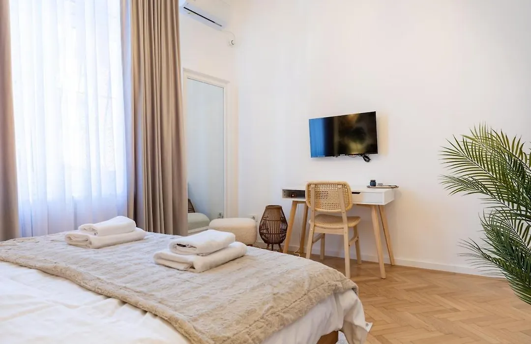 Stylish City House With Yard 4 Pers-1
