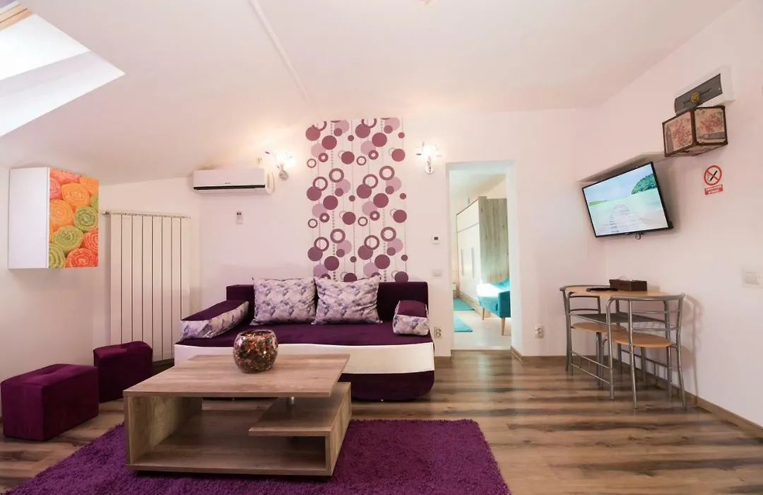 Queen Holiday Apartment-1