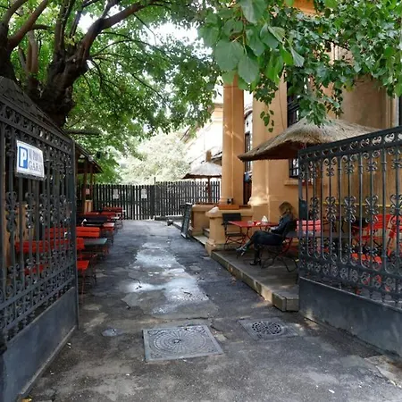 Hidden Garden Cozy Stay-3