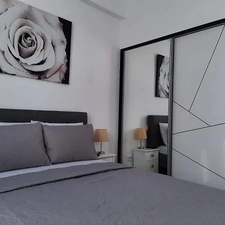 Luxury City Center Apartment - Garofita Romana-2