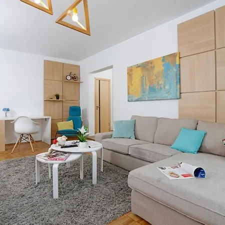 Lovely 2 Bedroom Apartment Near Old Town-3