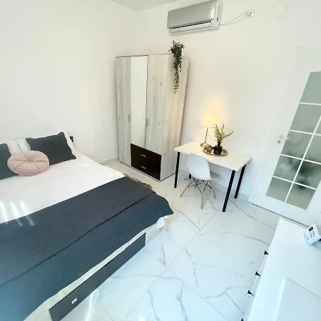 Cozy Central Small Studio Near Park-2