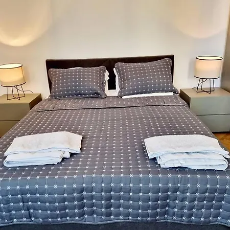 Cozy Apartment Near City Center-3