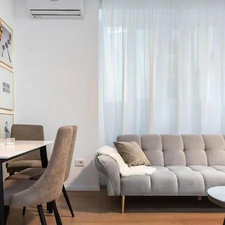 Old Town Bucharest Apartment Poiana 7-3