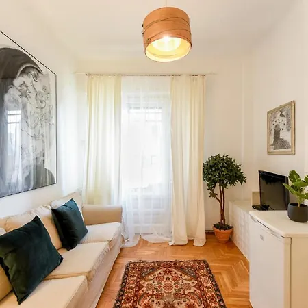 Stay In Style: Central 1Br With Vintage Touches And Balcony-2