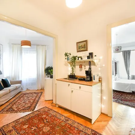 Stay In Style: Central 1Br With Vintage Touches And Balcony-3