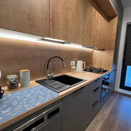High-Rise Luxury Apartment With Free Parking-2