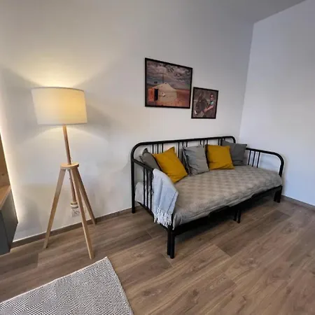High-Rise Luxury Apartment With Free Parking-3