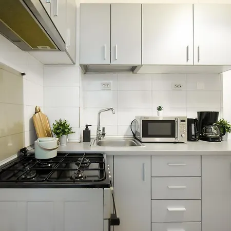 Cozy 2-Bedroom Retreat In The Heart Of History-3