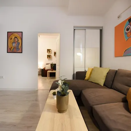 Cozy 2-Bedroom Retreat In The Heart Of History-2