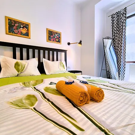 Downtown Spacious Retreat-3