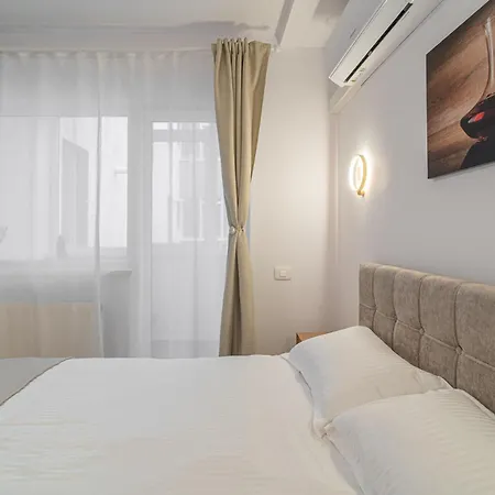 Stylish Studio Near Parliament Palace & Cathedral - By Happy Guest-2
