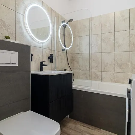 Stylish Studio Near Parliament Palace & Cathedral - By Happy Guest-3