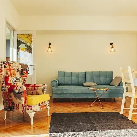 Artsy Old Town Apartment-3