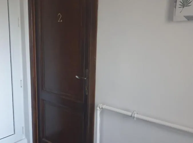 Studio Yellow - Piata Victoriei Bucureşti, România