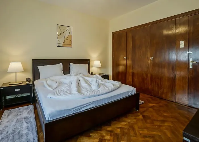 Lovely - 3 Bdr. Serviced Apartment In Old Town