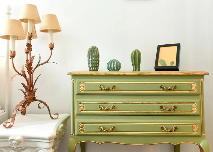 Stay In Style: Central 1Br With Vintage Touches And Balcony