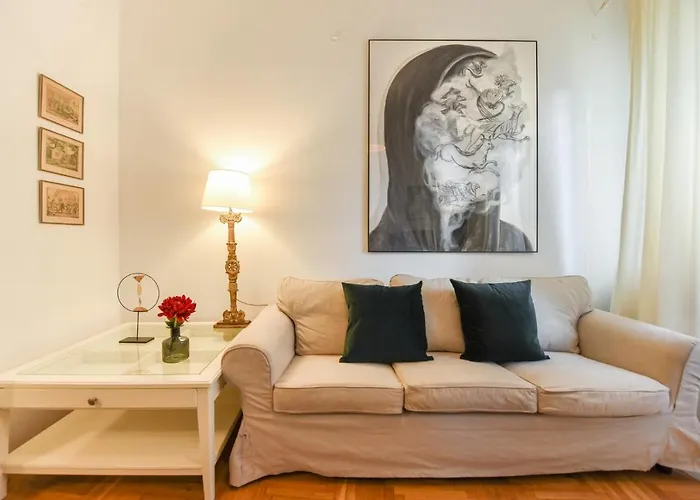 Stay In Style: Central 1Br With Vintage Touches And Balcony