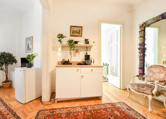 Stay In Style: Central 1Br With Vintage Touches And Balcony Bucureşti, România