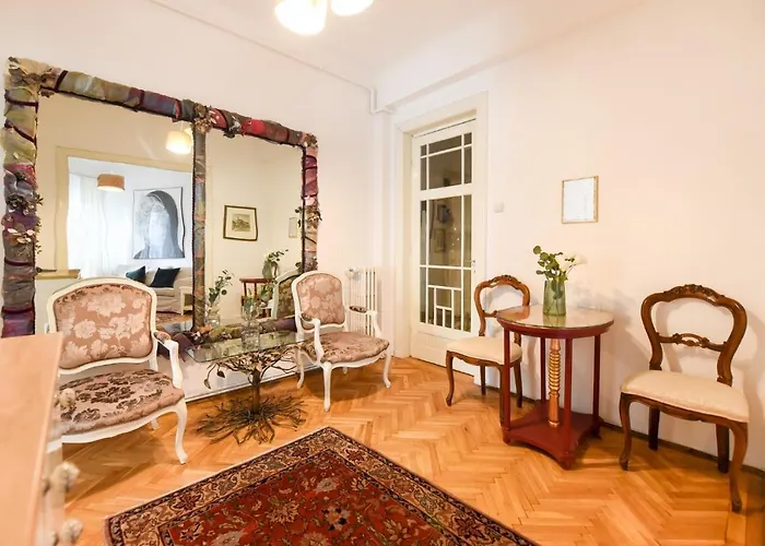 Stay In Style: Central 1Br With Vintage Touches And Balcony