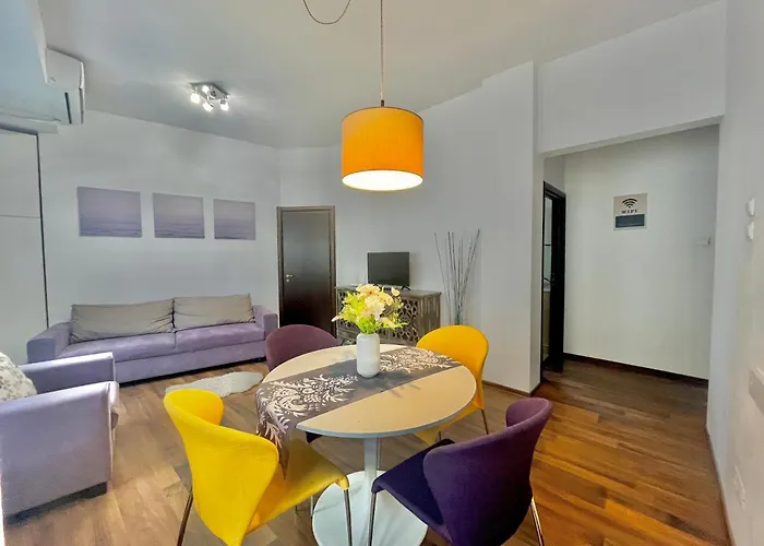 Vibrant Victoriei apartment