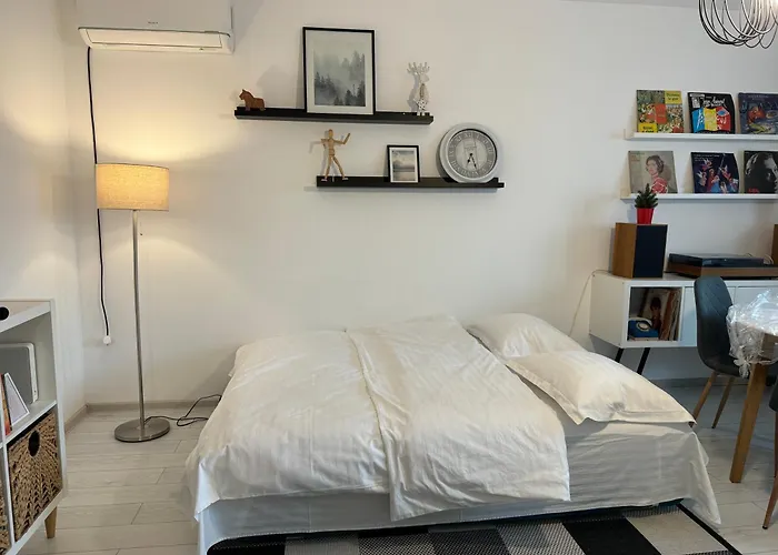 Evan Cozy Flat With Balcony & Parking, 13 September