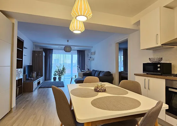 Central District Cuza 99 Apartment