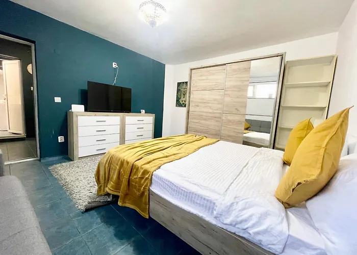 Blue Studio - Half Ground Level With Windows - Demisol