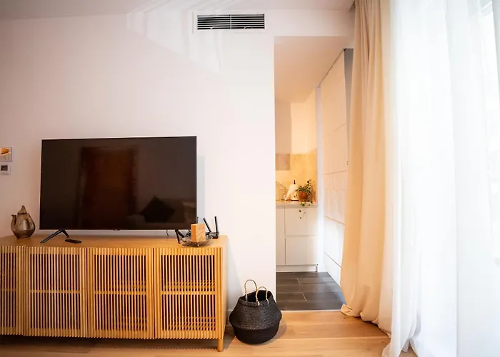 The Level Sanctuary: Free Parking & Netflix Apartment Bucureşti, România