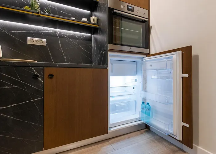 Bumblebee Apartment With Cozy Balcony Near Victoriei Avenue