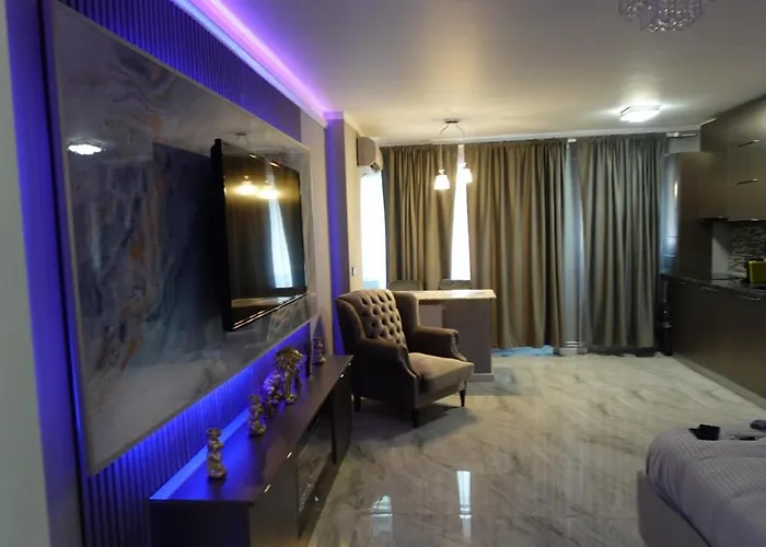 Silver Studio At Just 8 Minutes Distance Of Center