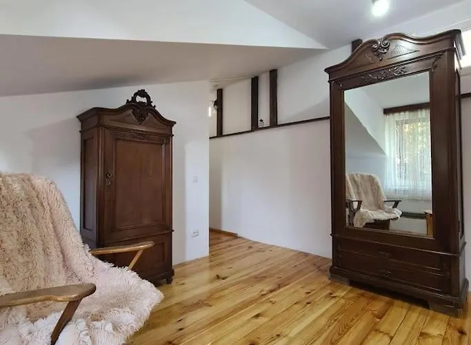 Mansarda boema, gradina de basm Villa Bucureşti, România