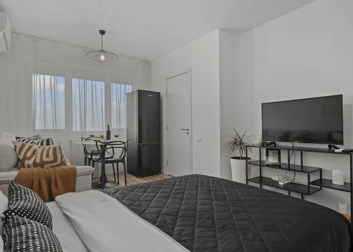 Urban View Studio - Free Parking - Metro Station - Self Check-In - Shops
