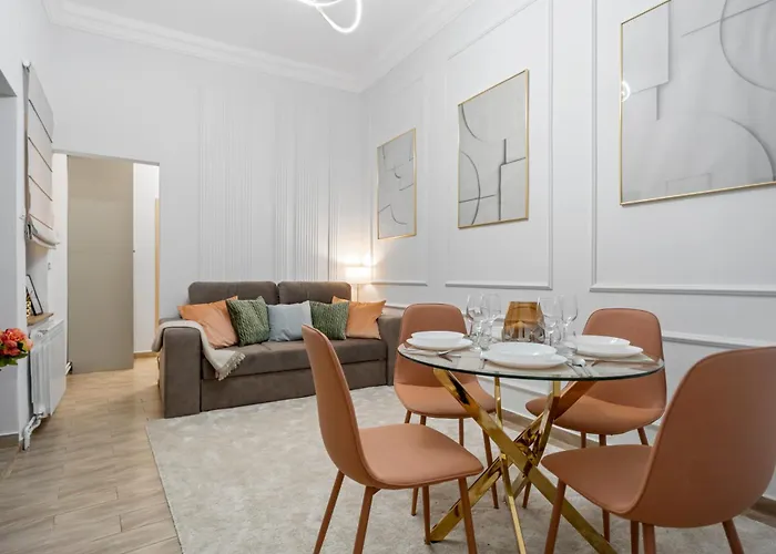 Central Luxury Apartments With Private Garden & Parking