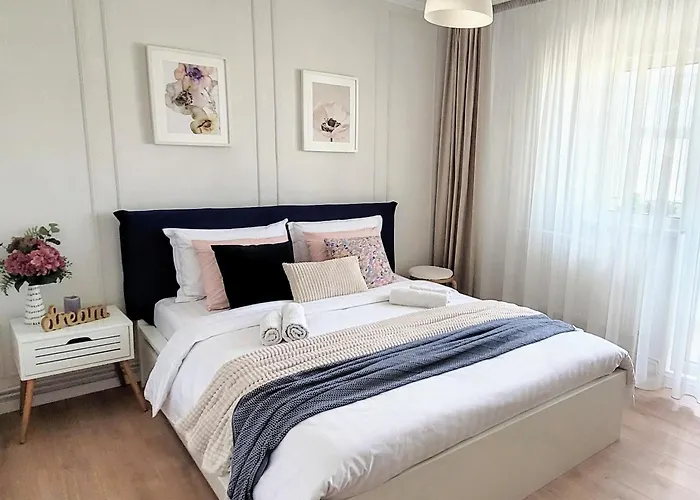 Cozy City Retreat, Obor Market & Metro