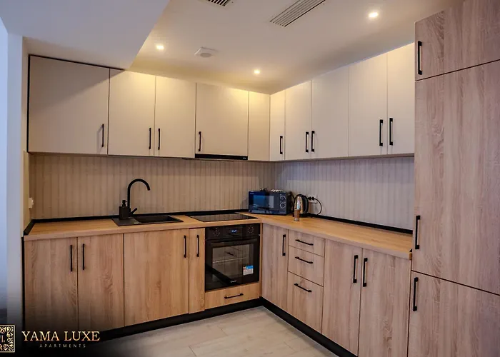 Yamaluxe Apartments - Pink & Gold With Many Facilities
