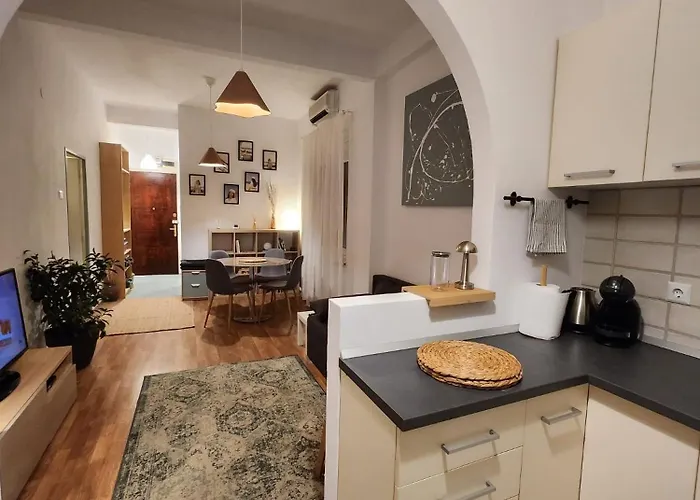 Pi 1 - Apartment In The Heart Of Bucharest, Amazing Location, Cozy, Sleeps 4, România