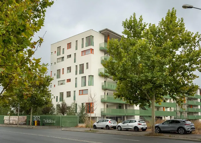 Roots One - Lakeview Escape With Balcony & Parking
