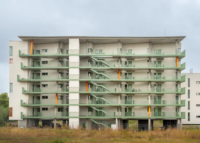Roots One - Lakeview Escape With Balcony & Parking