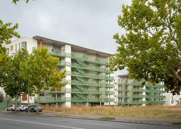 Roots One - Lakeview Escape With Balcony & Parking