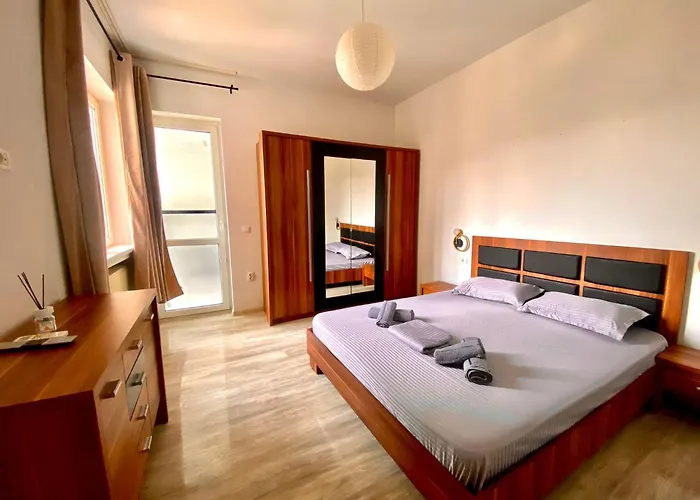 Kira'S Group Apartments - 8 Units For Up To 38 Guests
