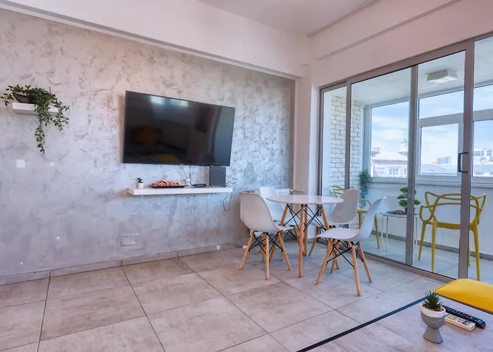 Sky View Apartment - Balcony Over Universitate