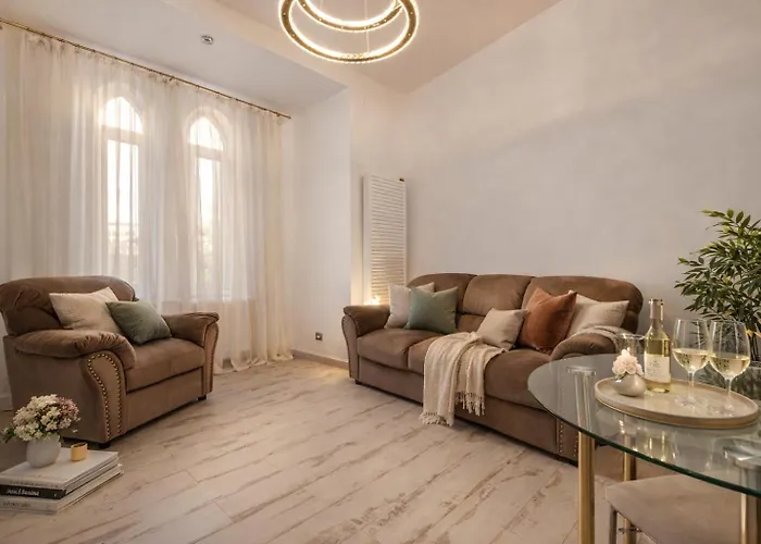 Elegant Stay Near Parliament & Old Town