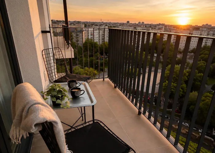 High-Rise Luxury Apartment With Free Parking