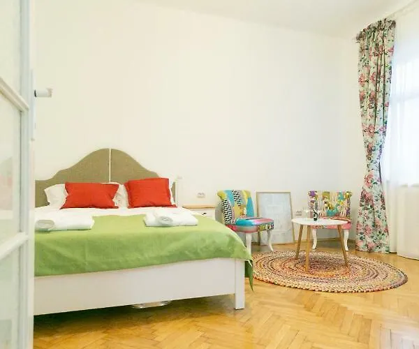 Bright Studio In The Heart Of The City With Netflix Rental